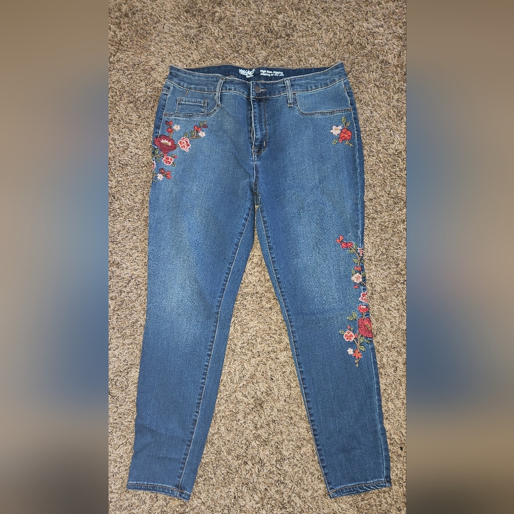 Embroidered Jeans 👖